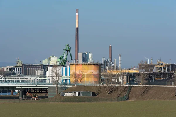 Производственные мощности промышленной зоны на западе Франкфурта-на-Майне, Германия — стоковое фото
