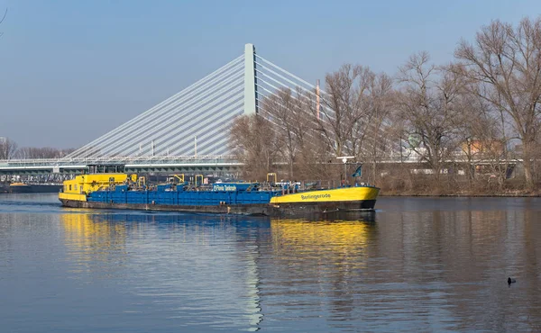 Modrá žlutá nádrž loď na řeky Mohan nedaleko Frankfurtu nad Mohanem — Stock fotografie