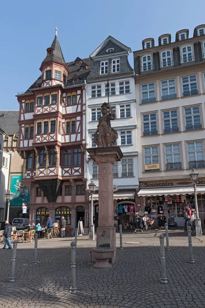 Le Minervabrunnen sur le côté est de Roemerberg, Francfort, Allemagne — Photo