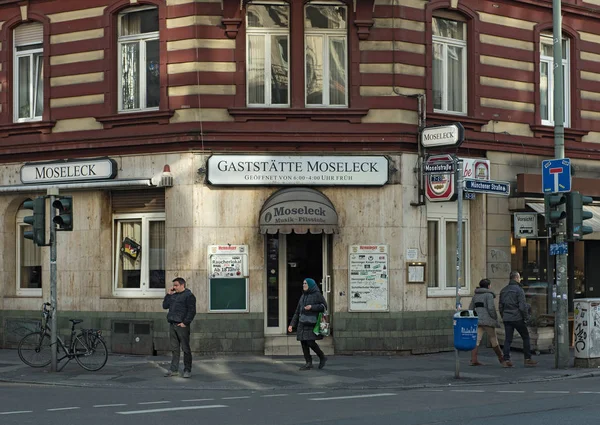 O bar Moseleck Mosel esquina de Municher Strae no distrito da estação ferroviária de Frankfurt — Fotografia de Stock