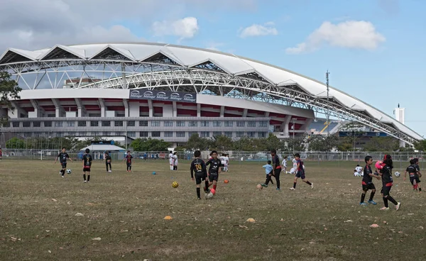 Fútbol Jugar a los niños frente al estadio nacional en San José, Costa Rica —  Fotos de Stock