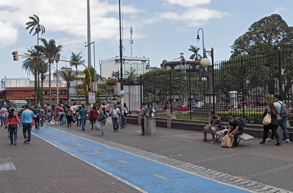 People in the pedestrian zone in downtown San Jose Costa Rica — Stock Photo, Image