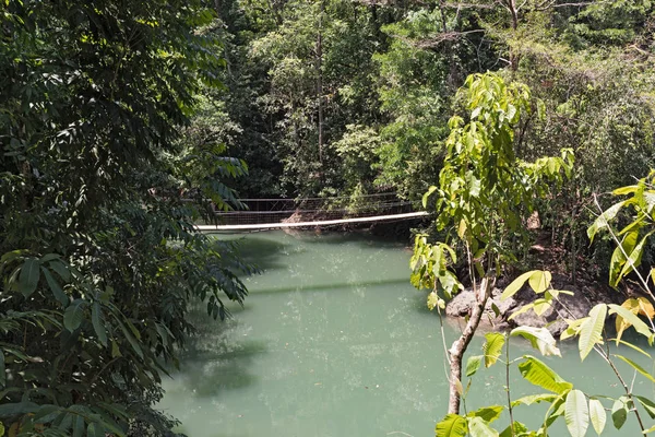 Ponte suspensa sobre o Rio Agujitas perto de Drake, Costa Rica — Fotografia de Stock