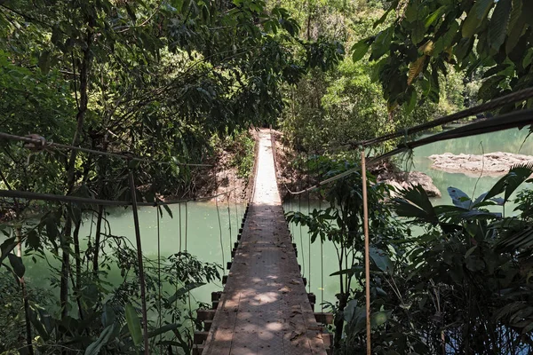 Ponte sospeso sul Rio Agujitas vicino Drake, Costa Rica — Foto Stock