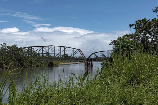 Velha ponte ferroviária e fronteiriça através do rio Sixaola entre Costa Rica e Panamá — Fotografia de Stock