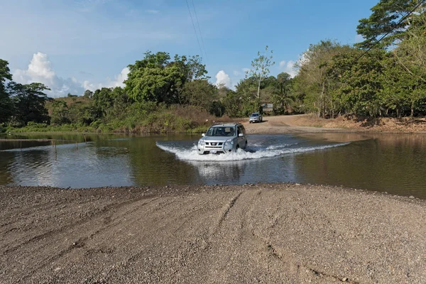 Mașină la o trecere a râului lângă Drake, Costa Rica — Fotografie, imagine de stoc