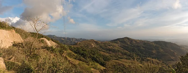 Pôr do sol sobre a Reserva Florestal Nuvem Monteverde na Costa Rica — Fotografia de Stock