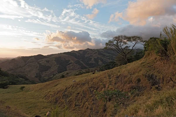 Puesta de sol sobre la Reserva del Bosque Nuboso de Monteverde en Costa Rica — Foto de Stock