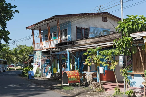 Casa de madera del Caribe en Puerto Viejo, Costa Rica — Foto de Stock