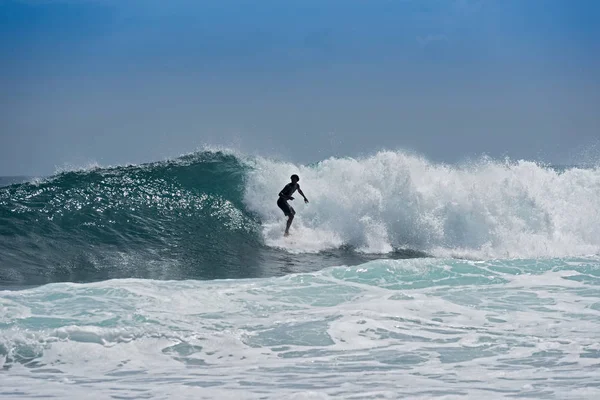 Surfař na pláži poblíž Puerto Viejo, Kostarika — Stock fotografie