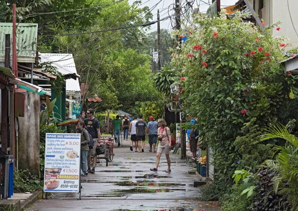 Estrada em tortuguero aldeia em tempo chuvoso, Costa Rica — Fotografia de Stock
