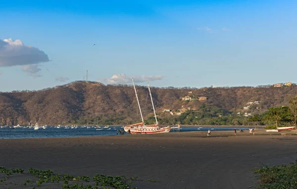 Gestrandetes Segelboot an den Playa del Coco in Costa Rica — Stockfoto