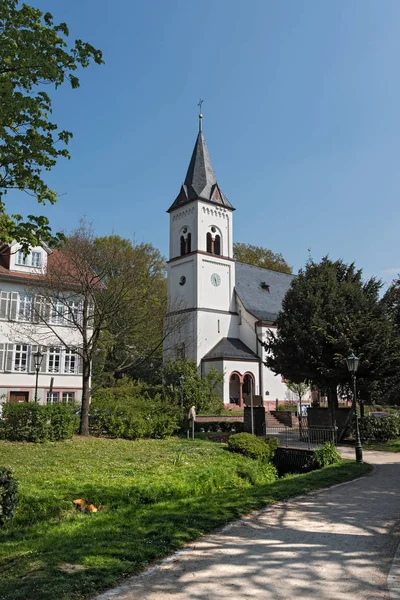 Fuente Parque con Iglesia Evangélica en Bad Soden am Taunus, Alemania — Foto de Stock