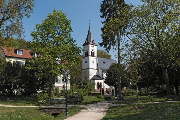 Zdroj Park s Evangelická církev v Bad Soden am Taunus, Německo — Stock fotografie