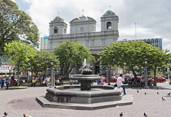 Фонтан в центральному парку перед в Catedral Metropolitana де Сан-Хосе, Коста-Ріка — стокове фото