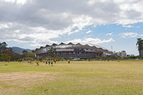 Fotboll spela barn framför Nationalstadion i San Jose Costa Rica — Stockfoto