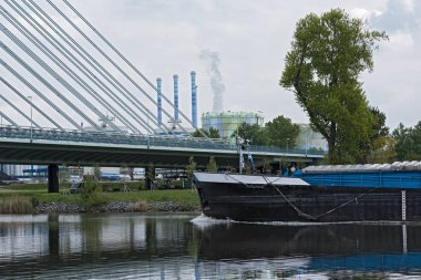 Kargo gemisi bir sanayi bölgesi Frankfurt, Almanya önünde ana Nehri üzerinde