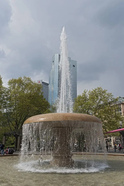 Szökőkút az opera tér, Frankfurt, Németország — Stock Fotó