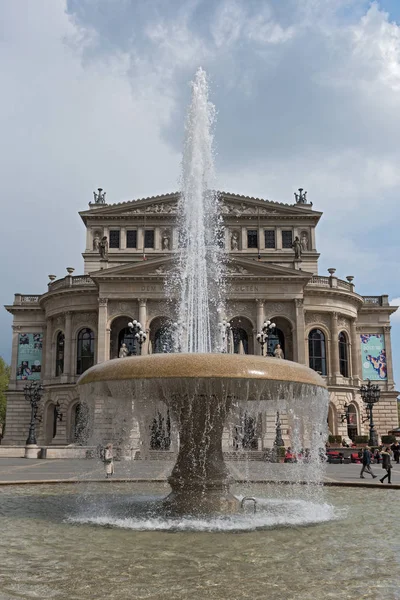 Fuente en la plaza de la ópera frente a la antigua ópera Frankfurt, Alemania — Foto de Stock