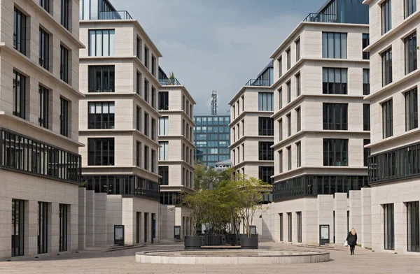 Modernos edificios de oficinas en el Taunusanlage cerca de la antigua ópera, Frankfurt, Alemania — Foto de Stock
