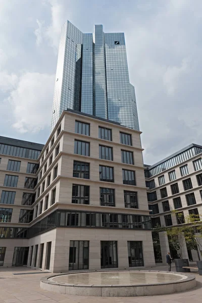 Budynki biurowe i banku o Taunusanlage w Frankfurt nad Menem, Niemcy — Zdjęcie stockowe