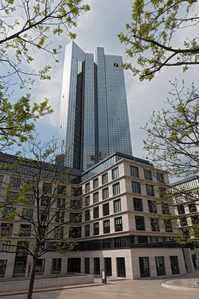 Edificios de oficinas y bancos en el Taunusanlage en Frankfurt, Alemania — Foto de Stock