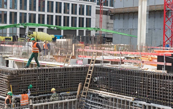 Nieuwe bouw van hoogbouw-gebouw in Frankfurt, Duitsland — Stockfoto