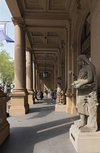 Frankfurt, Almanya hisse senedi piyasasında girişinin önünde heykeller — Stok fotoğraf