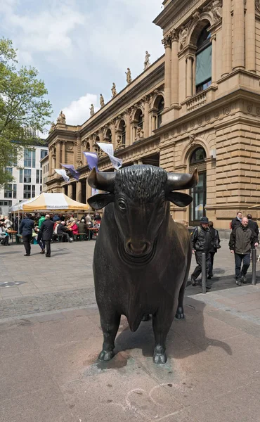 La escultura del toro frente a la entrada del mercado de valores en Frankfurt, Alemania — Foto de Stock