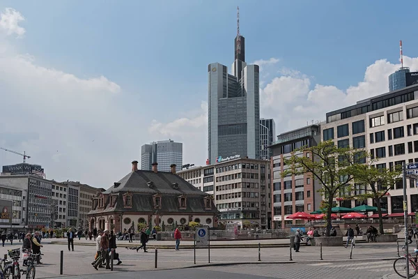 Vista del Hauptwache con el rascacielos Commerzbank en el fondo — Foto de Stock