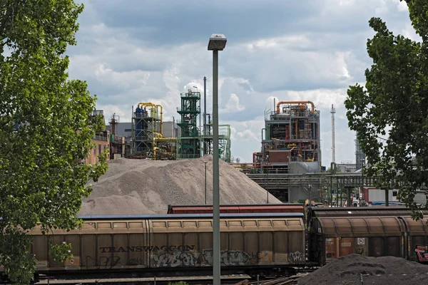 Fabriksbyggnad i ett industriområde — Stockfoto