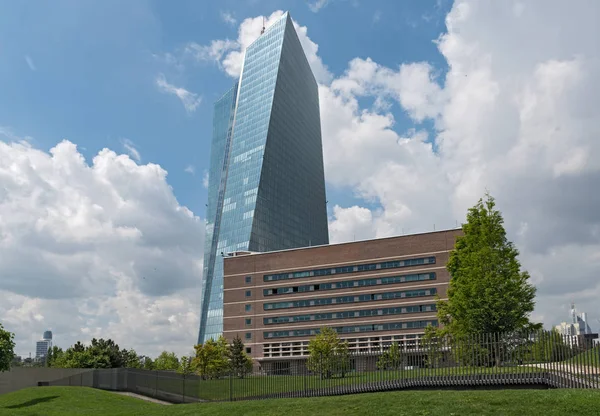 La nueva sede del Banco Central Europeo en Frankfurt, Alemania — Foto de Stock