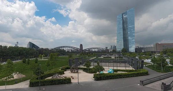 O novo edifício do Banco Central Europeu em Frankfurt (Alemanha) com facilidades externas — Fotografia de Stock