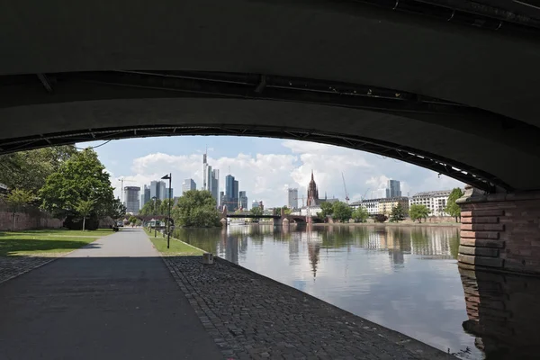 Visa från floden Main till skyline i Frankfurt, Tyskland — Stockfoto