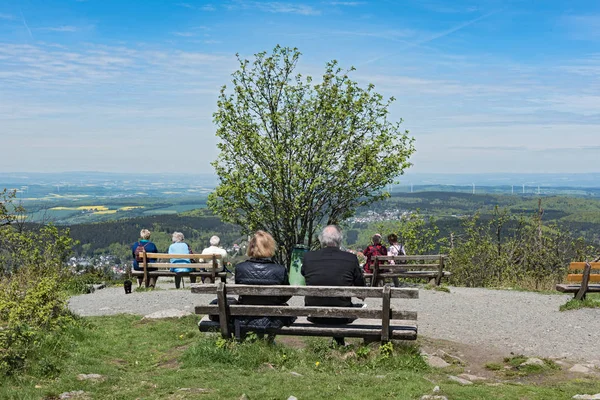 Turist Visa från toppen av den stora Feldberg i Taunus riktning norr Hessen, Tyskland — Stockfoto