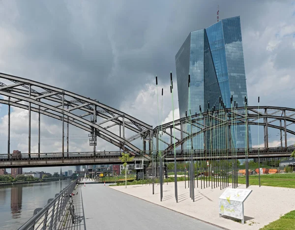 Der neue Sitz der Europäischen Zentralbank in Frankfurt, Deutschland — Stockfoto