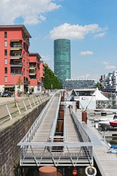 Westhafen Tower y apartamentos privados en Frankfurt, Alemania — Foto de Stock