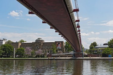 Nehri ana Holbeinsteg ve Staedelmuseum, Frankfurt, Almanya ile göster