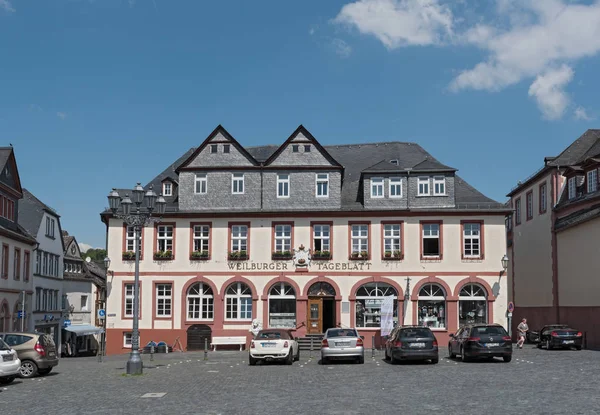 Plaza del mercado con el edificio de la Weilburger Tageblatt, Weilburg, Hesse, Alemania — Foto de Stock
