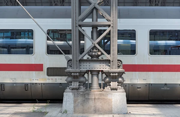 Ijs wagen en ijzer dak pijler bij Frankfurt Hauptbahnhof — Stockfoto