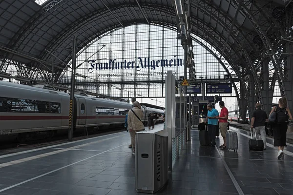 Passageiros em uma plataforma da estação central de Frankfurt — Fotografia de Stock