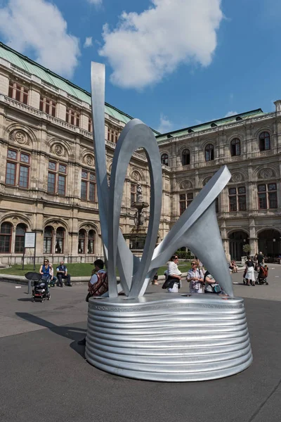Памятник Альбану Бергу перед венской государственной оперой на площади Герберта фон Караяна — стоковое фото