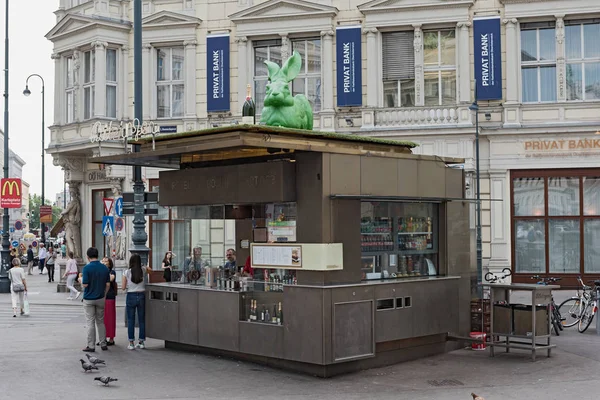 Wuerstelstand (kiełbasa stoisko) przed Albertina, Vienna — Zdjęcie stockowe