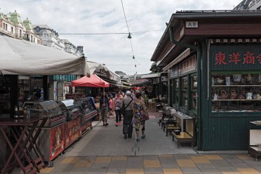 İnsanlar Viyana, Avusturya'da Naschmarkt tadını çıkarın.