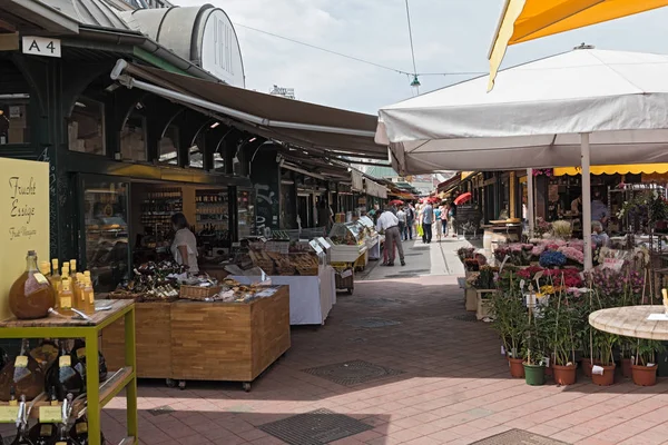 Människor njuta Naschmarkt i Wien, Österrike — Stockfoto