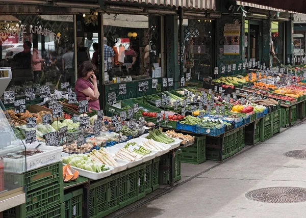 Frukt och grönsaker till Viennese Naschmarkt — Stockfoto
