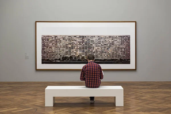 Visitante de uma exposição no museu de arte staedel, Frankfurt, Alemanha — Fotografia de Stock