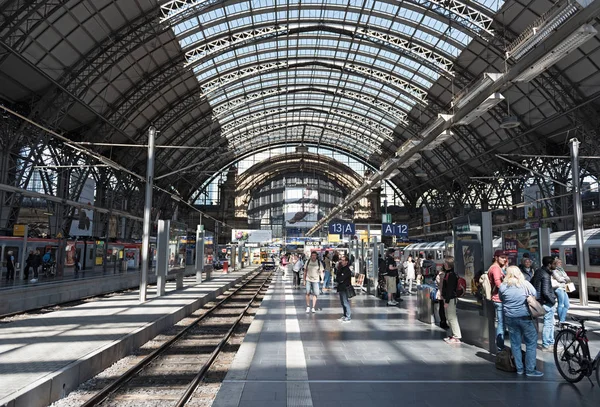 Binnen het centraal station van Frankfurt in Frankfurt, Duitsland — Stockfoto