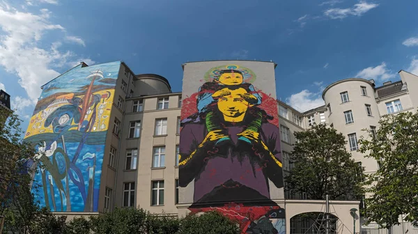 Arte de rua em frente a uma casa no quinto distrito de Viena, Mariahilf, Áustria — Fotografia de Stock