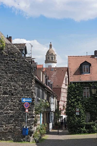 Casco antiguo histórico de Frankfurt-Hoechst con castillo y casas de entramado de madera — Foto de Stock